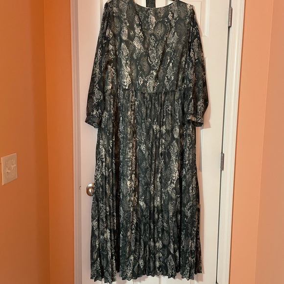 Ava & Viv Snakeskin Print Chiffon Pleated Maxi Dress 3X - Picture 4 of 6